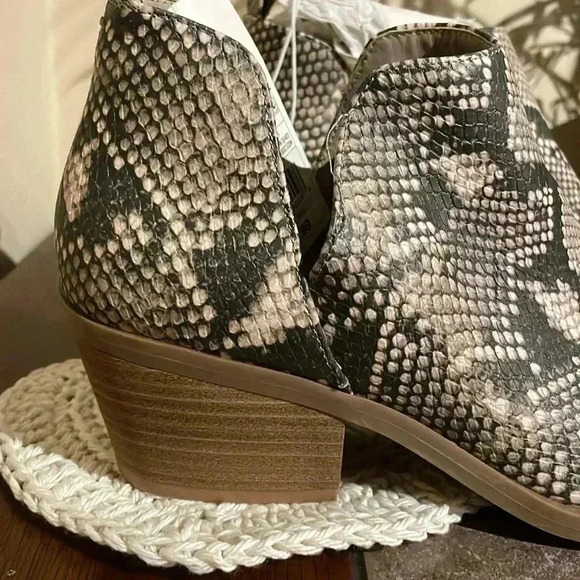 Universal Thread NWT Women’s 8 Snakeskin Faux Leather Ankle Boots - Picture 2 of 9